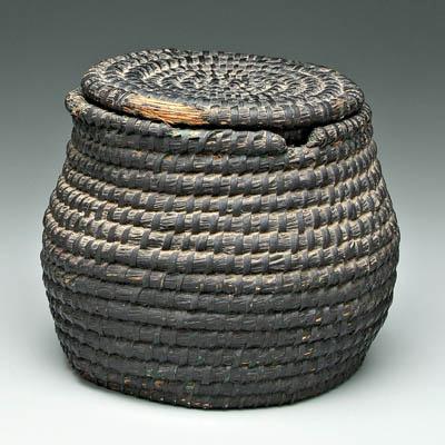 Appraisal: Rare North Carolina straw basket lidded with coiled rounded body