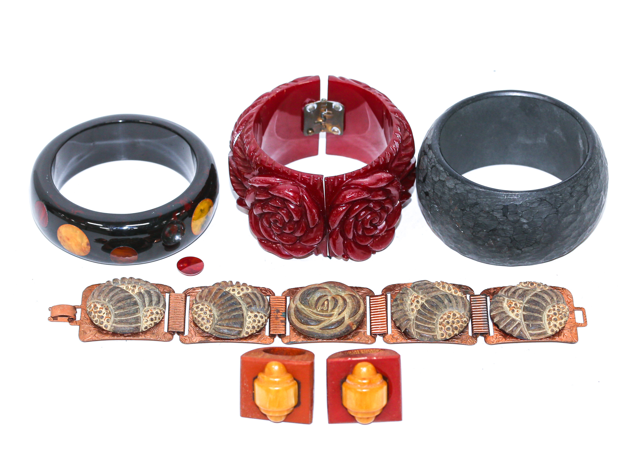 Appraisal: A COLLECTION OF VINTAGE BAKELITE JEWELRY Including hinged carved red