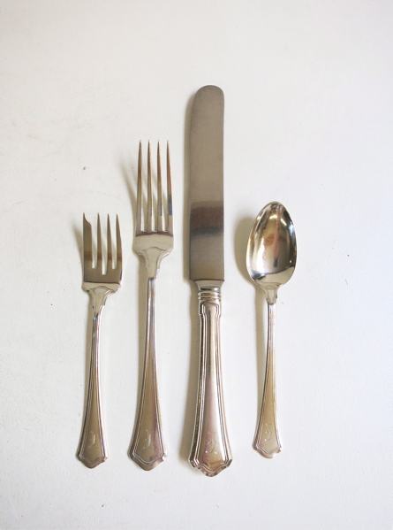 Appraisal: WALLACE STERLING SILVER FLATWARE SET twenty-five pieces in the Washington