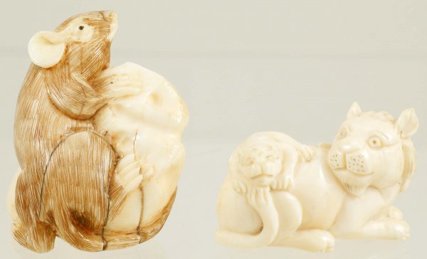 Appraisal: DESCRIPTOIN Two Japanese carved ivory figural netsukes One of mouse