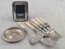 Appraisal: A mixed lot comprising a silver pin tray with South