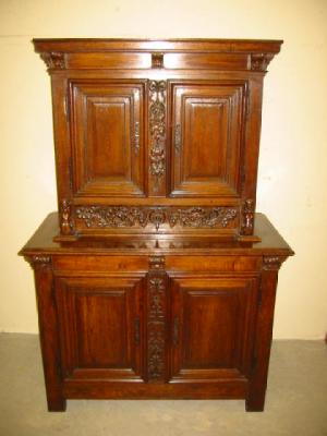 Appraisal: A CONTINENTAL CARVED OAK CABINET th century the upper stage