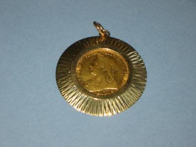 Appraisal: A VICTORIAN GOLD SOVEREIGN in ct gold pendant mount gms