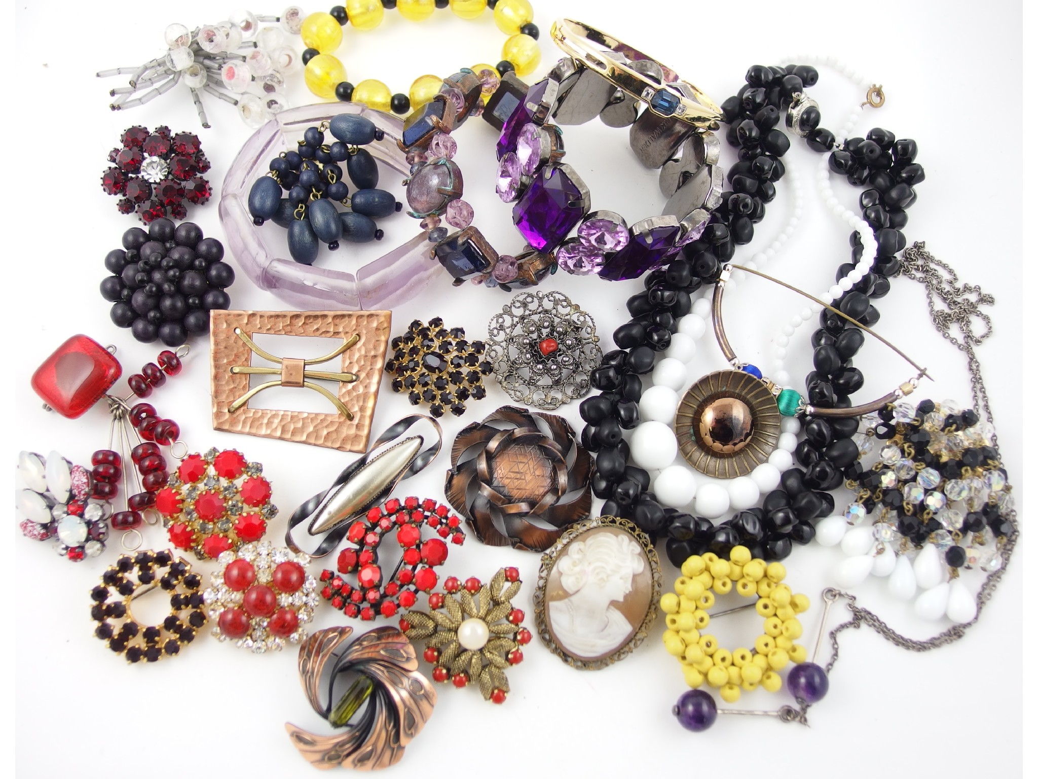 Appraisal: A collection of vintage costume jewellery to include a gem