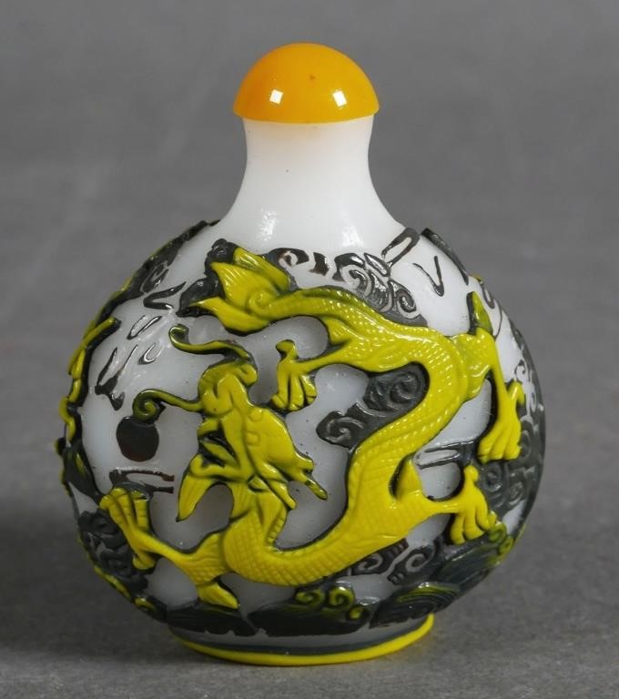 Appraisal: VINTAGE GLASS CHINESE SNUFF BOTTLEGlass snuff bottle with bird and