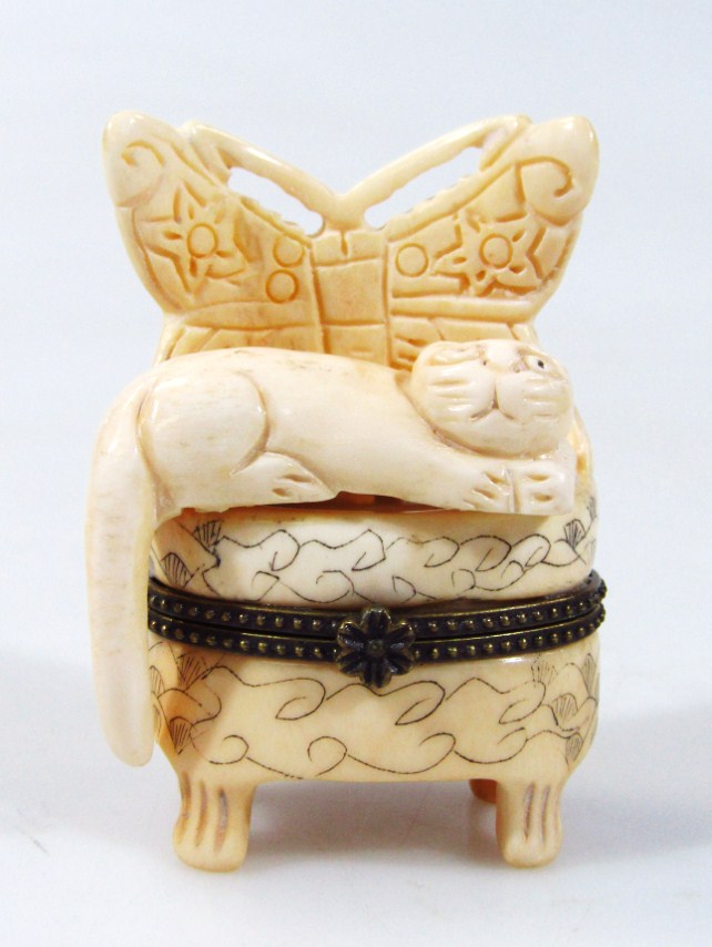 Appraisal: A thC ivory finished box hinging to the centre with