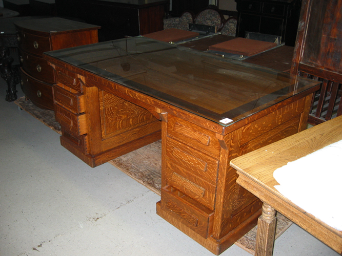 Appraisal: AN OAK FLAT-TOP EXECUTIVE DESK American c - the rectangular