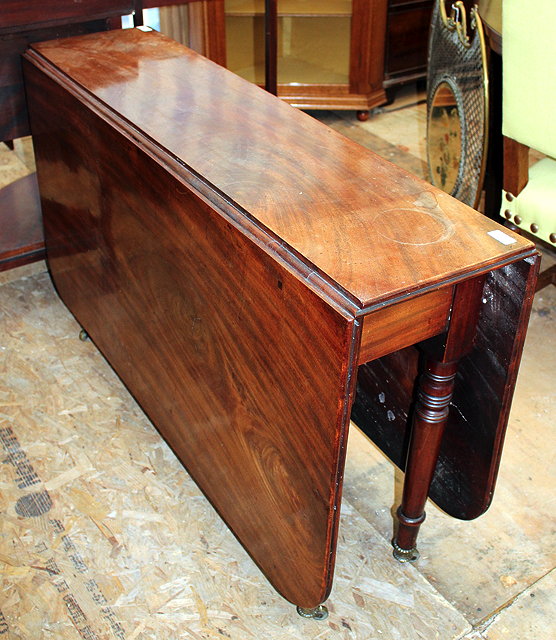 Appraisal: A TH CENTURY MAHOGANY DROP LEAF DINING TABLE standing on