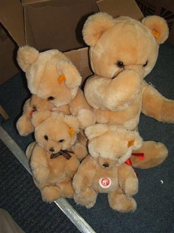 Appraisal: A family of four Steiff light brown bears two with