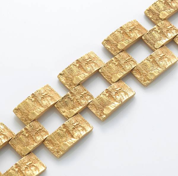 Appraisal: A k gold hollow link bracelet weighing approximately g length