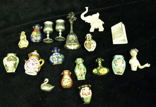 Appraisal: A quantity of miniature decorative sundries