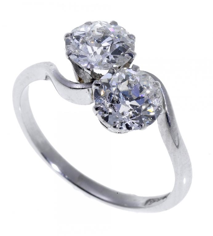 Appraisal: A DIAMOND CROSSOVER RING with evenly sized round brilliant cut