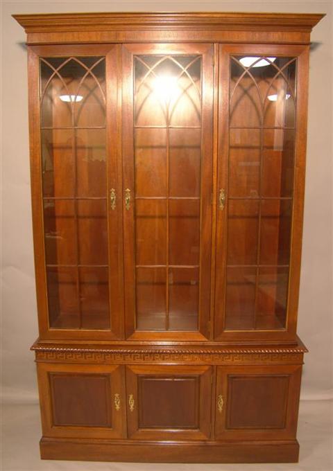 Appraisal: BAKER REGENCY STYLE MAHOGANY CHINA CABINET The rectangular molded cornice