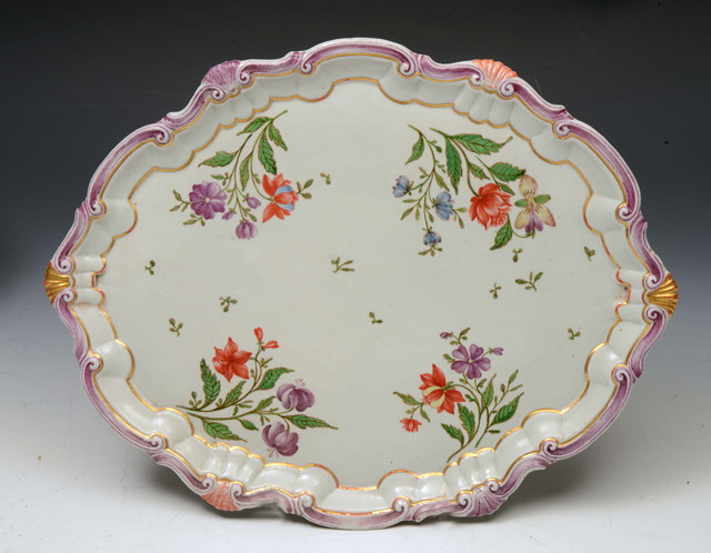 Appraisal: AN EARLY TH CENTURY CONTINENTAL PORCELAIN SMALL OVAL TRAY with