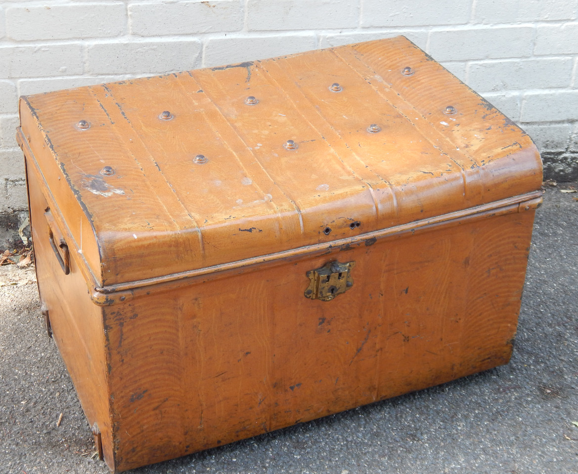 Appraisal: A mid thC tin shipping trunk cm wide