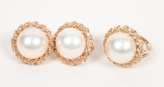 Appraisal: K mabe pearl and diamond ring and earrings the ring