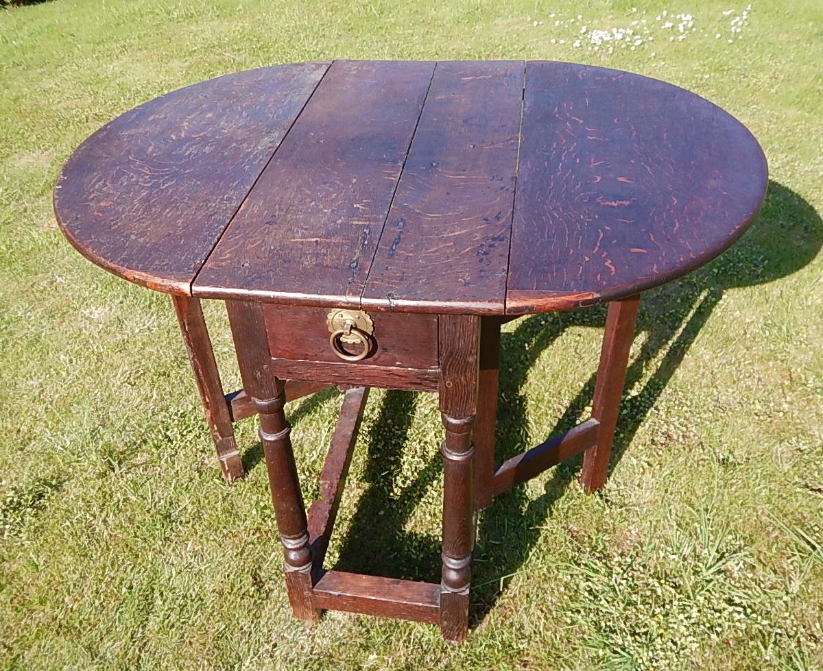 Appraisal: A small thC oak oval gateleg table with two hinged