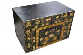 Appraisal: Early th C Chinese Lift Lid Trunk with floral motif