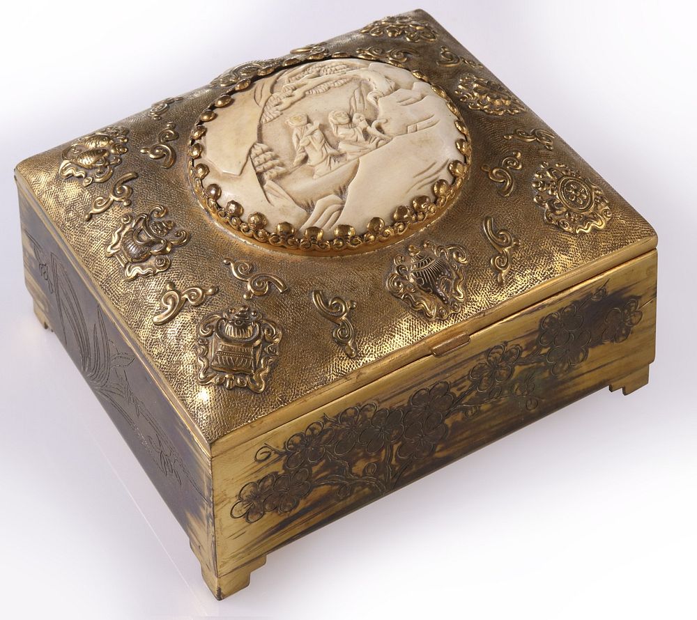 Appraisal: A NICE QUALITY CHINESE EXPORT ENGRAVED GILT BRASS BOX The