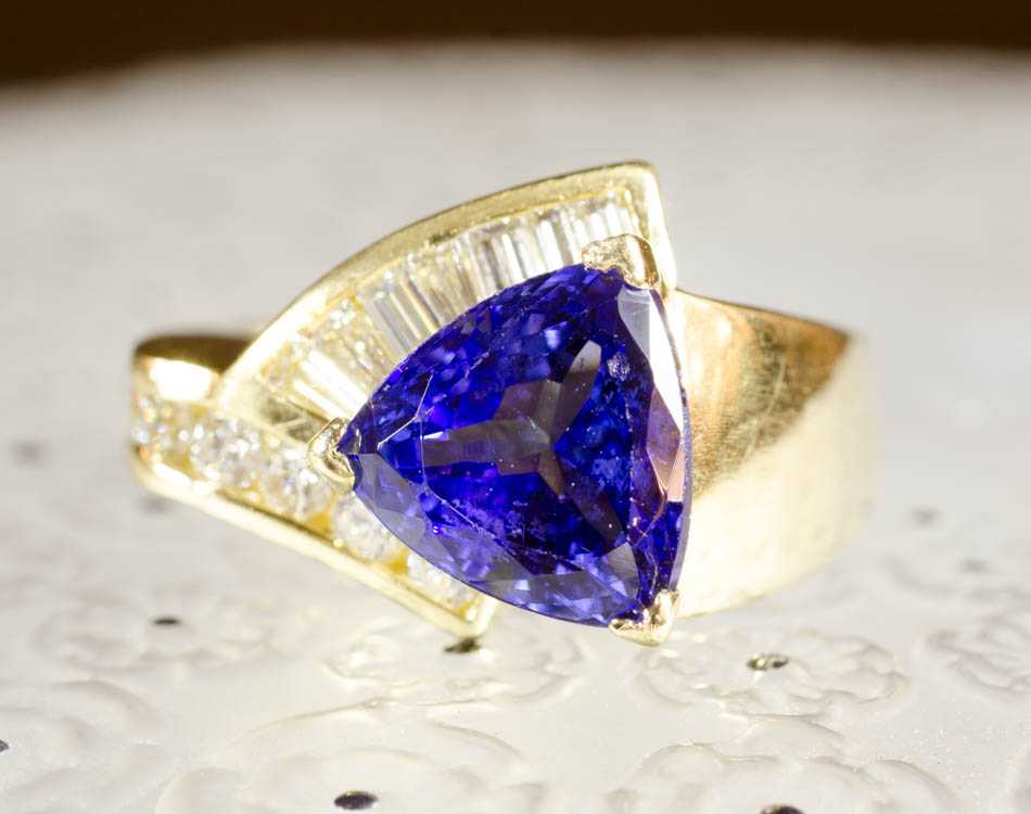 Appraisal: TANZANITE DIAMOND AND EIGHTEEN KARAT GOLD RING with seven tapered