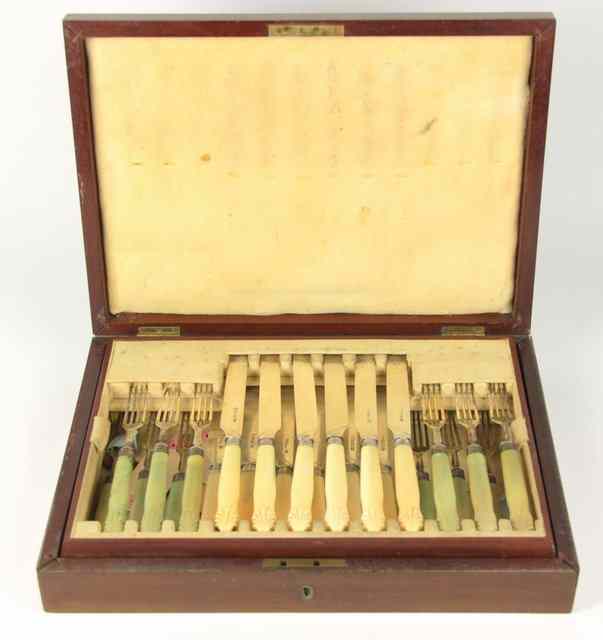 Appraisal: A set of William IV silver fruit knives and forks