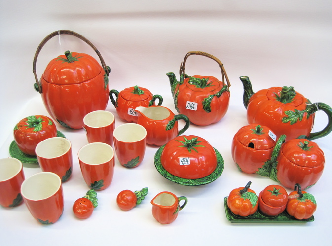 Appraisal: TWENTY-ONE PIECES MARUHON PORCELAIN TOMATO SET including teapots the larger