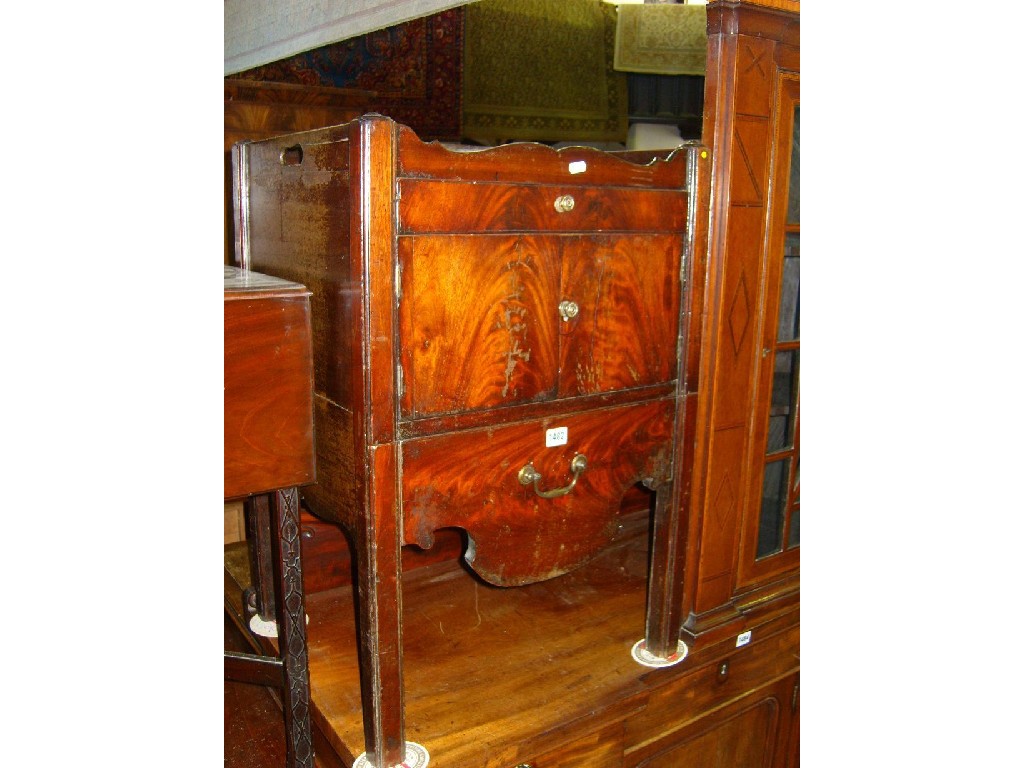 Appraisal: A Georgian mahogany night stand with gallery top fitted with