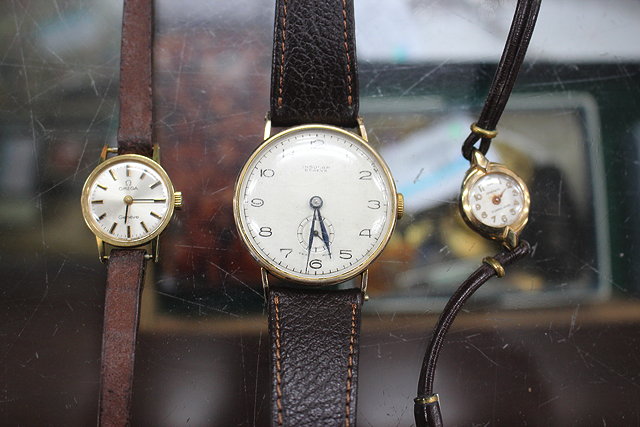 Appraisal: AN INSULAR GENEVE SWISS MADE GENTLEMAN'S WRISTWATCH the silvered dial