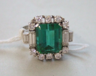 Appraisal: A diamond and green tourmaline set cluster ring mounted with