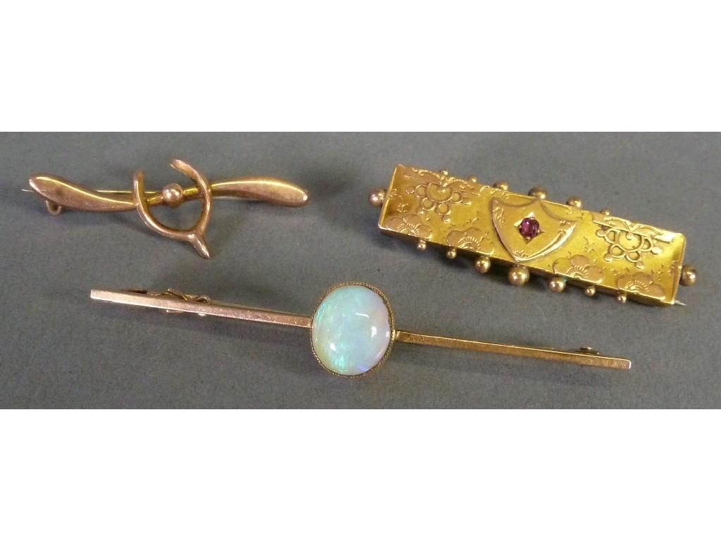 Appraisal: ct GOLD BAR BROOCH the centre collet set with an