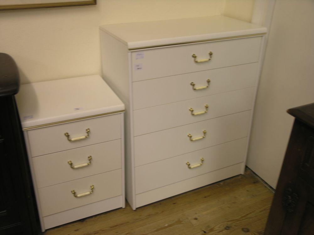 Appraisal: A white melamine bedroom chest of five drawers ft in