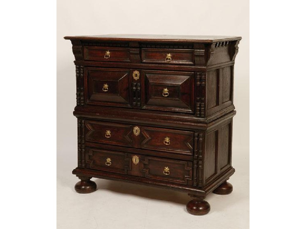 Appraisal: A QUEEN ANNE OAK CHEST OF DRAWERS the rectangular top