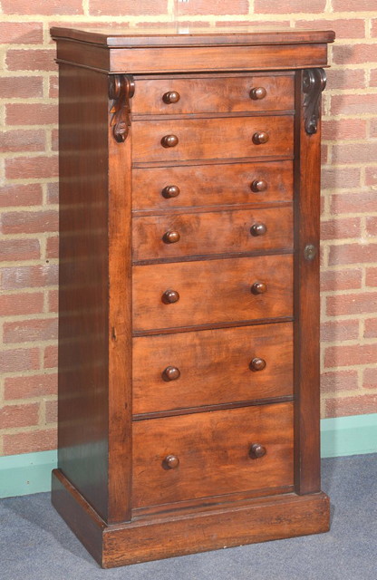 Appraisal: A VICTORIAN MAHOGANY WELLINGTON CHEST with five long drawers and