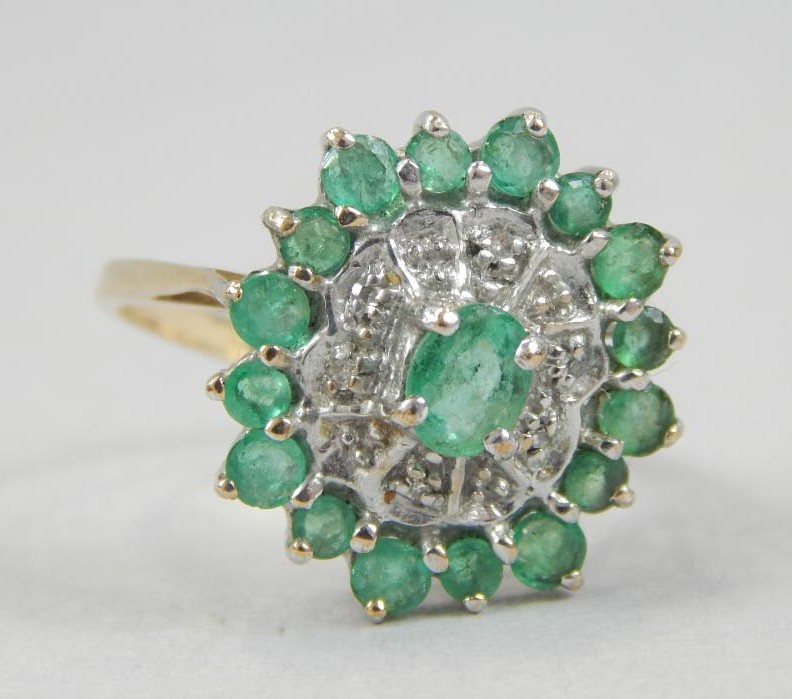 Appraisal: A ladies dress ring cluster of green stones and white