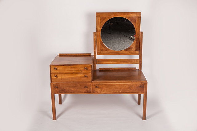 Appraisal: A COTSWOLD CRAFT WALNUT LOW DRESSING TABLE circa with swing