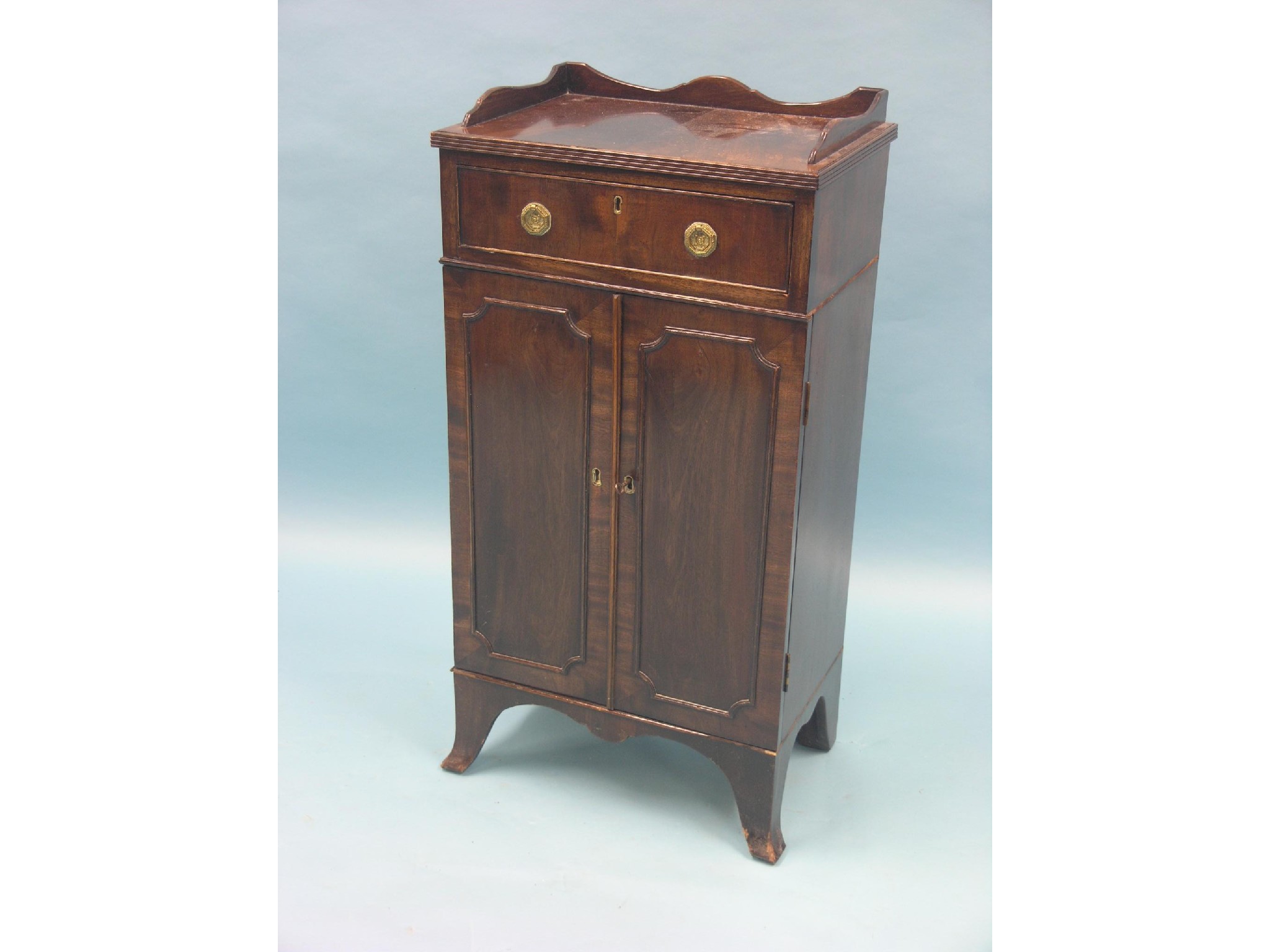 Appraisal: A late Victorian mahogany side cupboard tray-top above single oak-lined