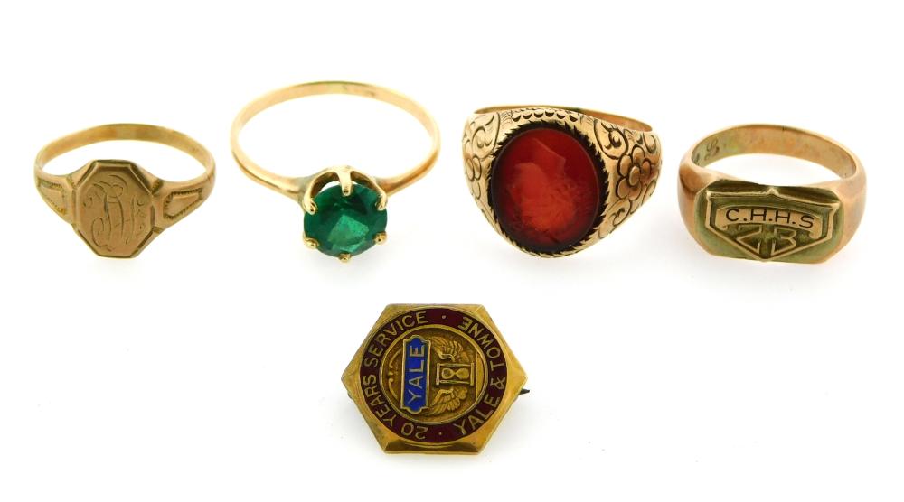 Appraisal: JEWELRY Five assorted K gold rings and pin including one