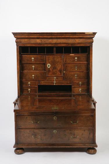 Appraisal: A QUEEN ANNE WALNUT ESCRITOIRE the upper section with a