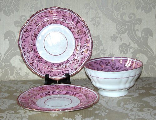 Appraisal: Title Pink lustre plates and bowl Medium lustreware Dimensions plate