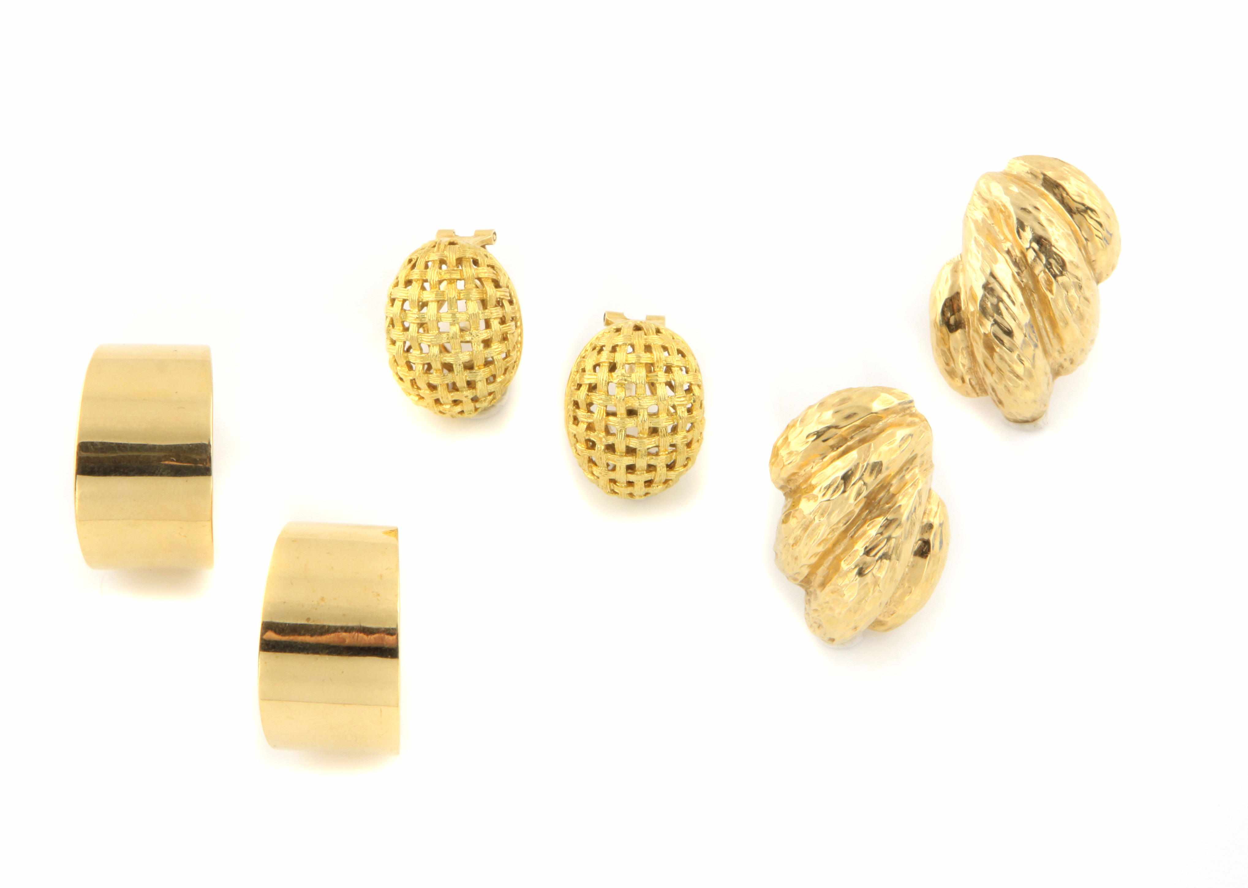 Appraisal: A group of three pairs of k gold earclips g