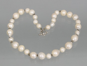 Appraisal: A Graduated Cultured Pearl Necklace with Toggle Clasp A strand