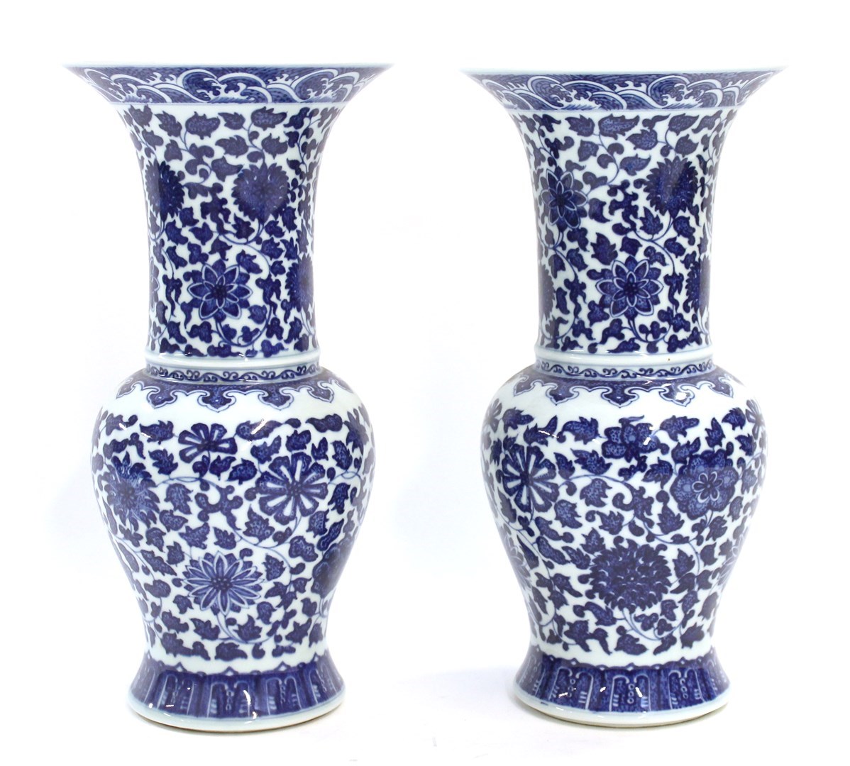 Appraisal: A pair of modern Chinese blue and white yenyen vases