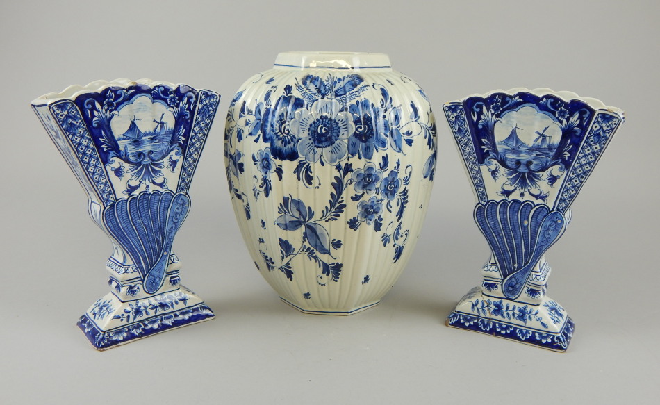 Appraisal: A pair of thC style Dutch Delft blue and white