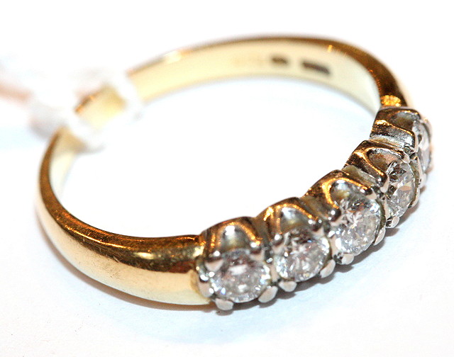 Appraisal: A FIVE STONE DIAMOND SET DRESS RING claw set brilliant