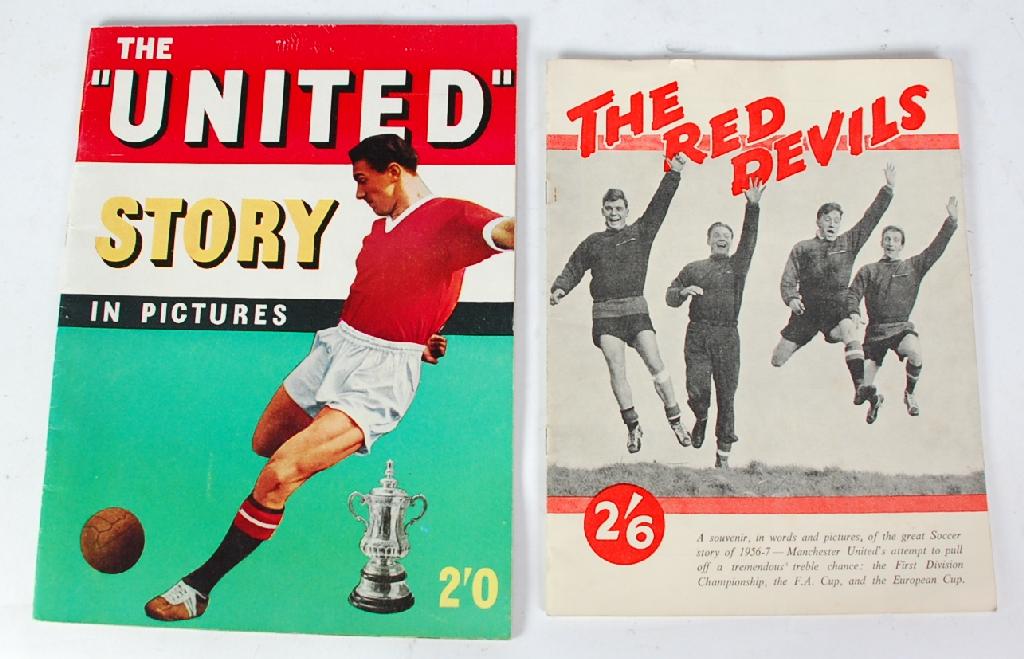 Appraisal: RED DEVILS MANCHESTER UNITED SOUVENIR MAGAZINE SEASON the centre fold