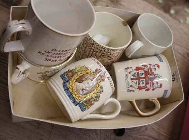 Appraisal: A small tray of mixed Commemorative Mugs