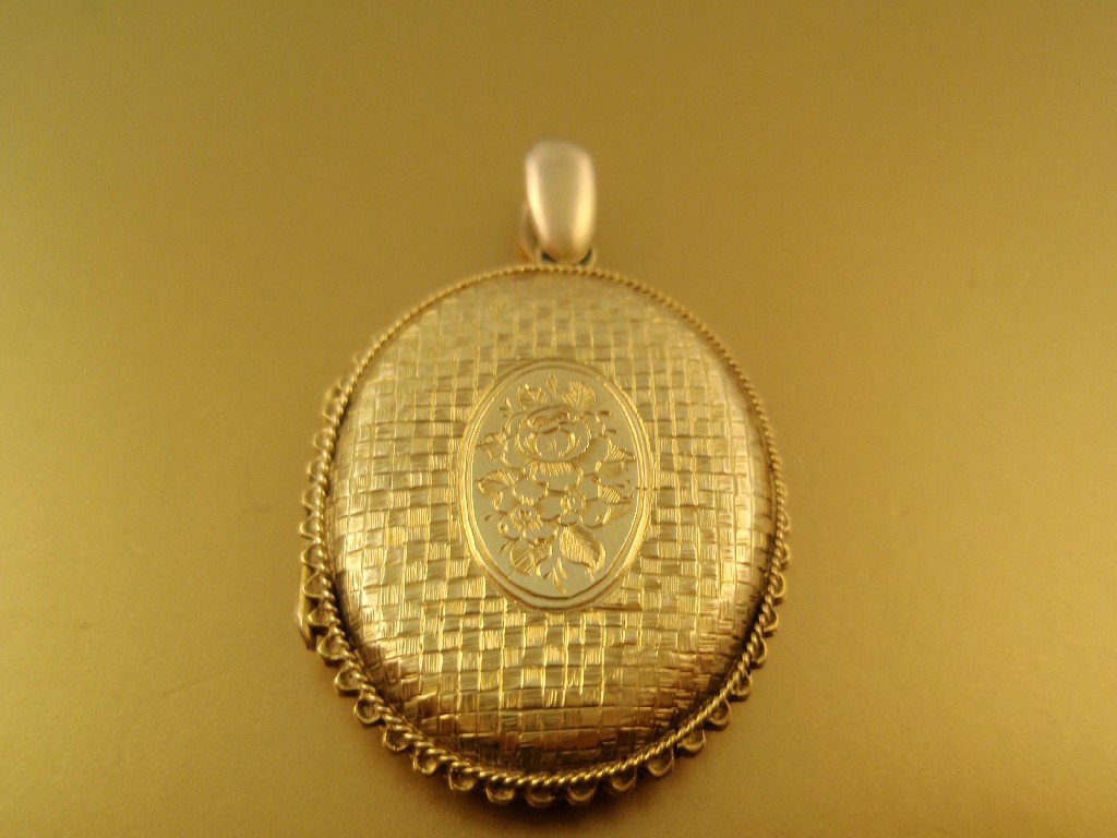 Appraisal: A yellow metal oval locket