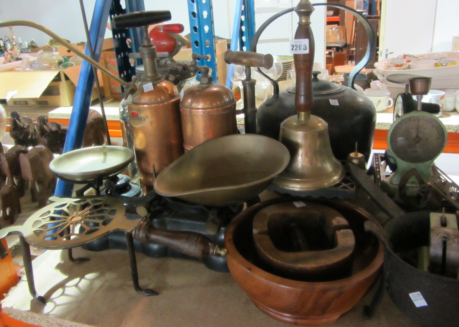 Appraisal: A quantity of mixed metalware collectables including a kettle scales