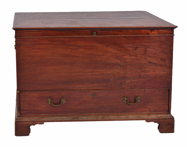 Appraisal: A GEORGE III MAHOGANY STRAIGHT FRONT MULE CHEST the lifting