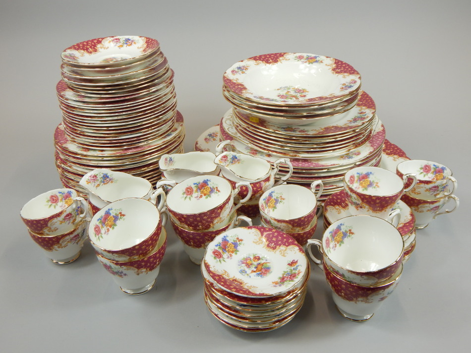 Appraisal: A large quantity of Paragon Rockingham pattern tea and dinner